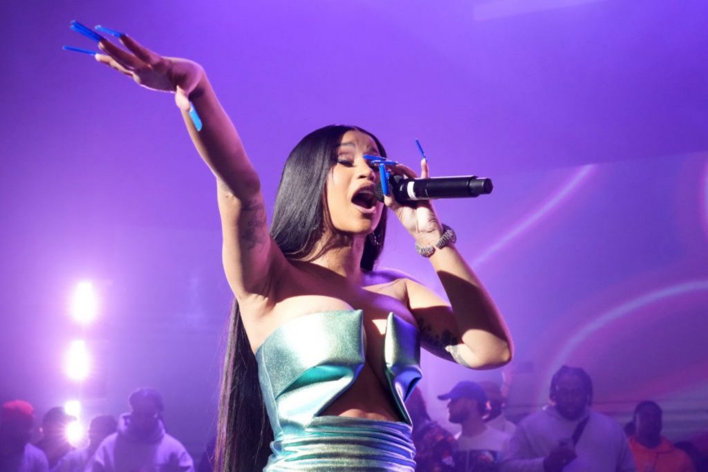 Microfone Que Cardi B Jogou Em F Vendido Por Quase Us Mil No Ebay