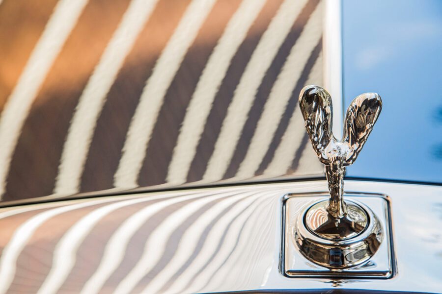 O Spirit of Ecstasy adorna o capô de todo Rolls-Royce (Divulgação)