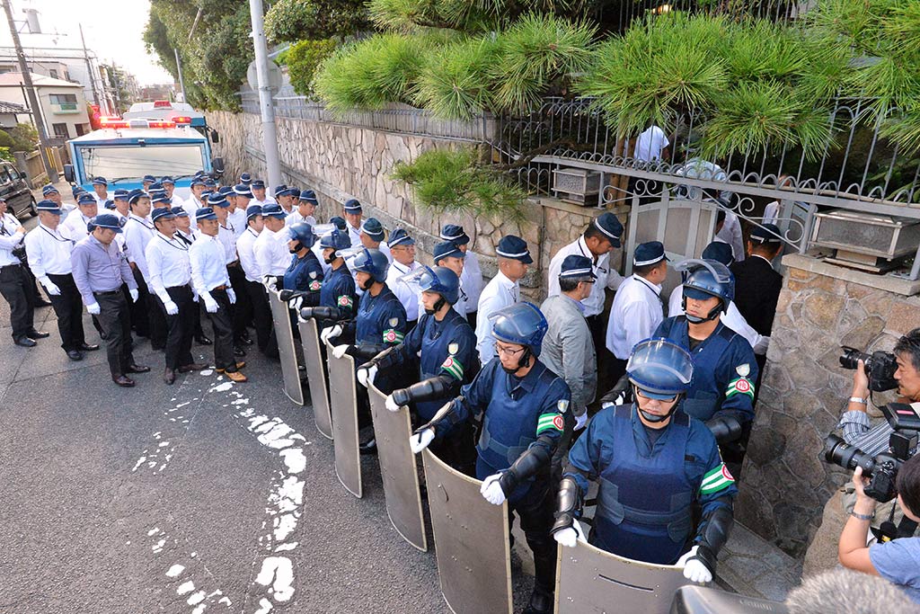 Polícia faz procura em casa da Yamaguchi-Gumi em outubro (Getty Images)