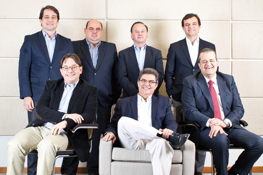Dream team do GPA da esq. para dir. de cima para baixo: Renato Giarola, diretor-executivo de proximidade; German Quiroga, copresidente da Cnova; Laurent Cadillat, diretor-executivo da rede Extra; Libano Barroso, presidente da Via Varejo; Elisio Mello, diretor-executivo da rede Pão de Açúcar; Ronaldo Iabrudi, CEO do GPA; e Belmiro Gomes, presidente do Assaí. (Letícia Moreira)