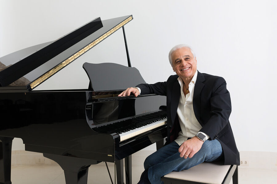 Roberto Medina no piano que já foi dedilhado por monstros da música (Leo Aversa)