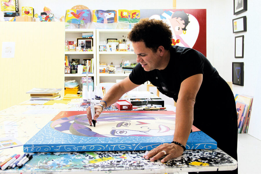 Romero Britto em seu ateliê, em Miami. (Divulgação)