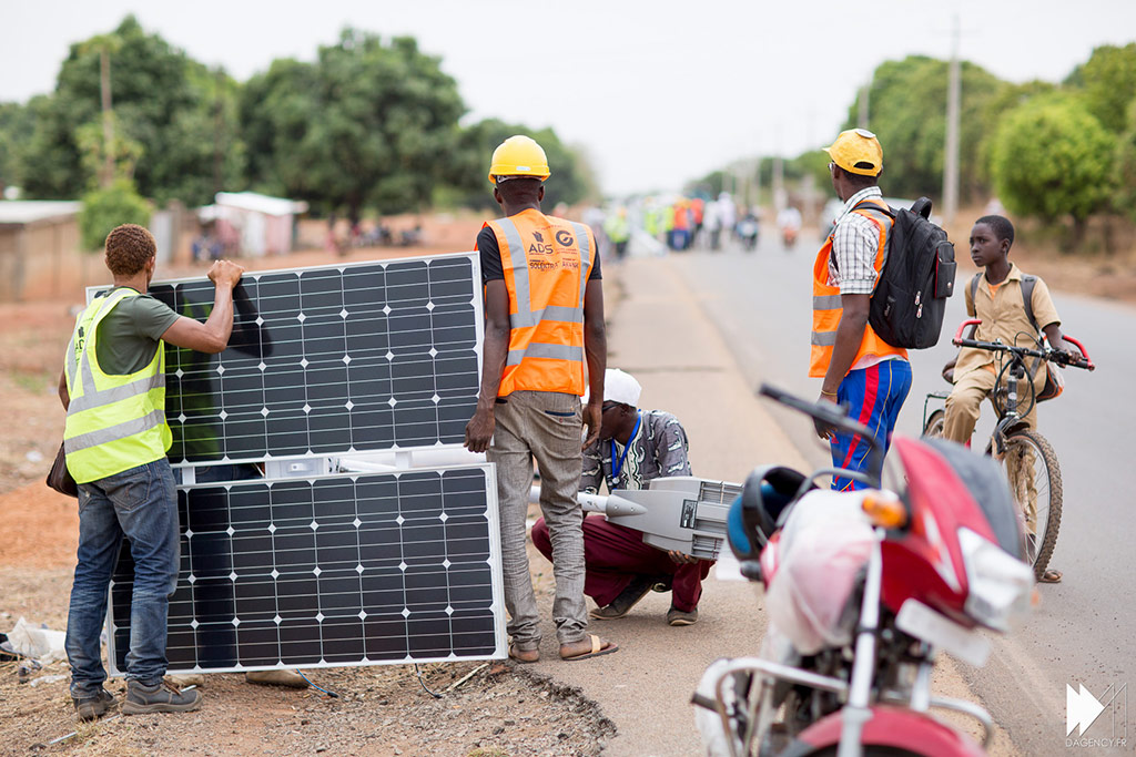 Implementação de tecnologia de energia solar em um poste de luz em Guiné (Divulgação)