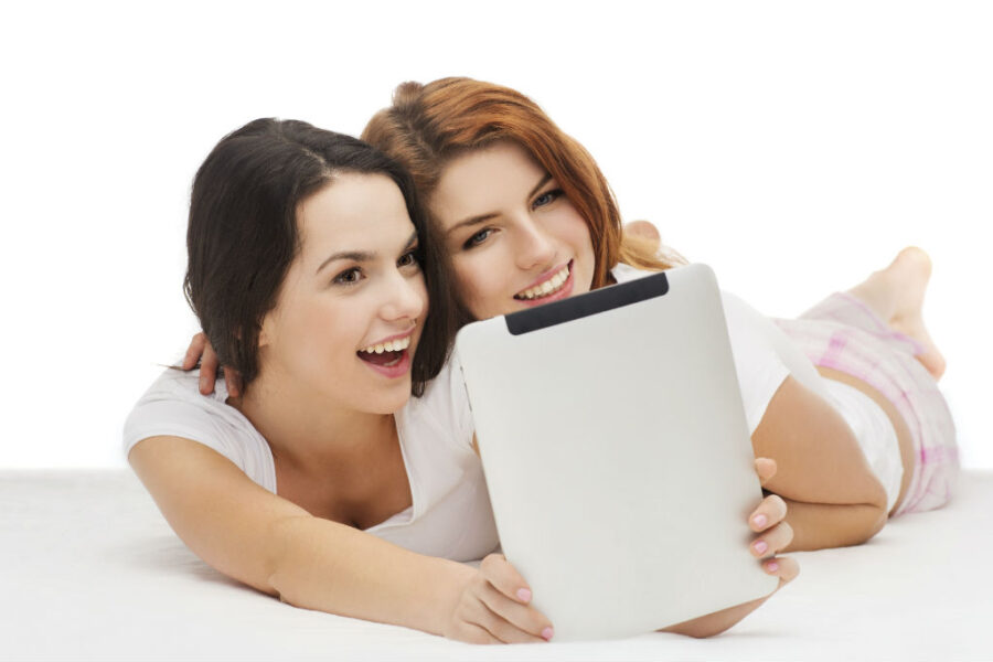 Facebook disponibiliza vídeos ao vivo para todos os usuários (iStock)
