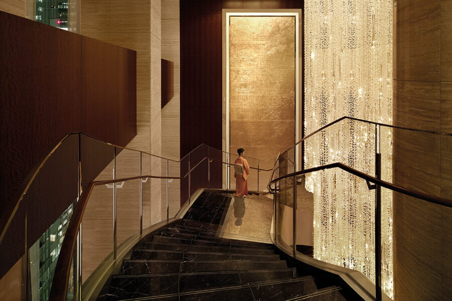 Lustres de cristal, feitos à mão, estão espalhados por diversas dependências do Shangri-La. (Divulgação)