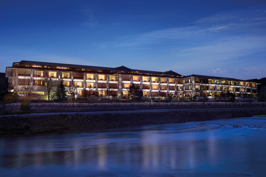 Debruçado sobre o Rio Kamogawa, o hotel The Ritz-Carlton possui as maiores acomodações da cidade. (Divulgação)