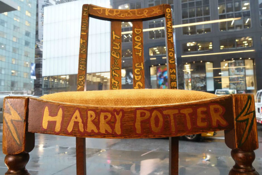 Cadeira de J.K. Rowling é leiloada por US$ 394.000 (Reprodução)