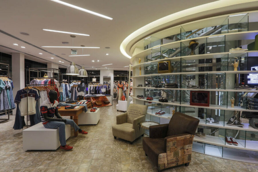 Coleção cápsula da Karl Lagerfeld em parceria com a Riachuelo, com preços que variam de R$ 50 a R$ 400 (Divulgação)