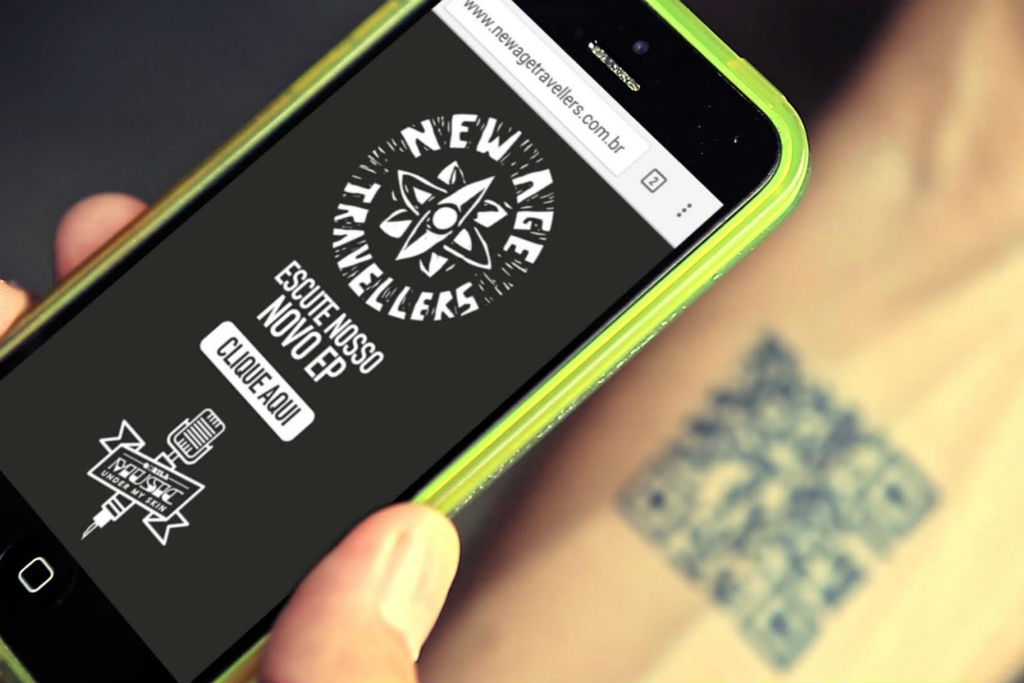 Tatuagem de QR Code, que pode ser lido por smartphones  (Divulgação)