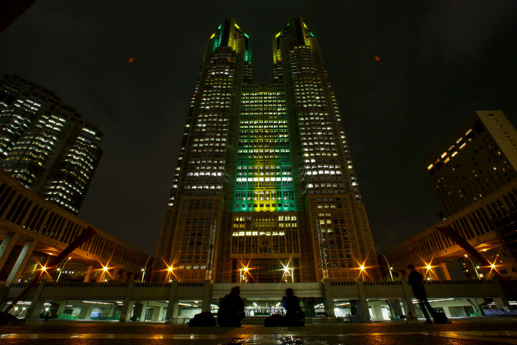 Prédio do governo de Tóquio iluminado com cores da bandeira brasileira (REUTERS/Thomas Peter)