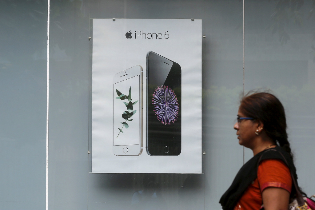 Mulher caminha em frente de anúncio com iPhone 6 em loja de eletrônicos em Mumbai, Índia  (REUTERS/Shailesh Andrade)
