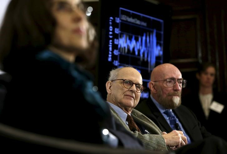 Os fundadores da Ligo Rainer Weiss (centro) e Kip Thorne (direita) durante evento em Washington (REUTERS/Gary Cameron/Files)