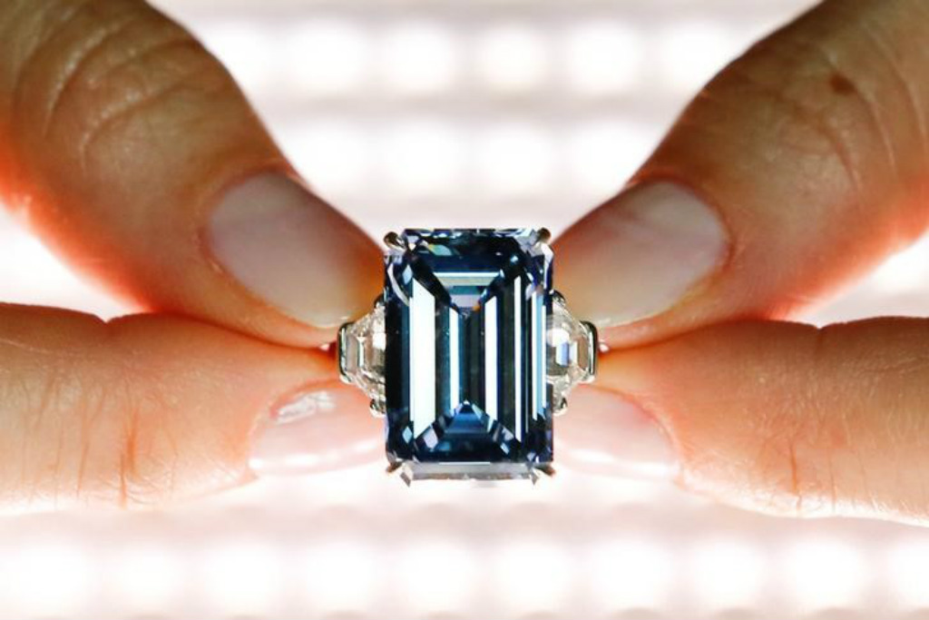Diamante azul vendido pela Christie's em Genebra. (REUTERS/Denis Balibouse)