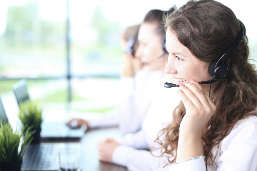 Funcionários de empresas de telemarketing tiveram aumento salarial médio de cerca de 3%, nos Estados Unidos (iStock)
