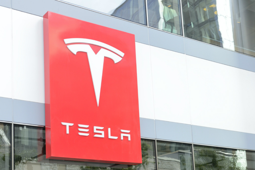 Tesla planeja oferta de US$ 2 bi em ações para acelerar lançamento de novo modelo elétrico (iStock)