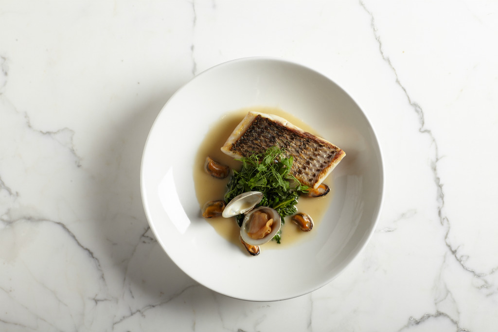 Robalo riscado com espinafre, mexilhões e mariscos será um dos pratos servidos no restaurante Jema (Divulgação)