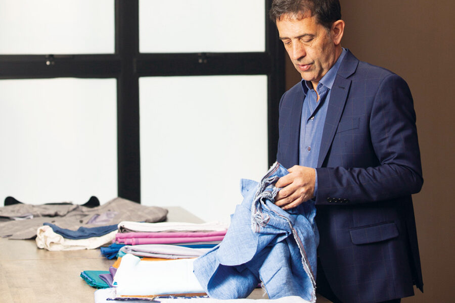 Ricardo em ação: ele participa de todas as etapas da produção (Carol Carquejeiro)