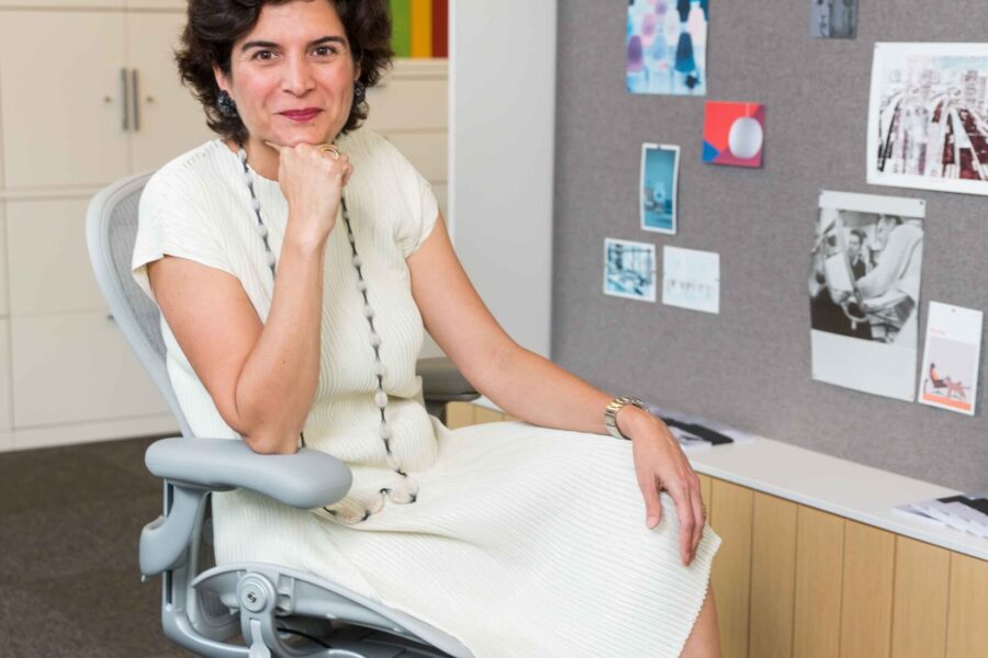 Fernanda Feitosa foi convidada pela Herman Miller para divulgar no Brasil a nova versão da Aeron (Divulgação)