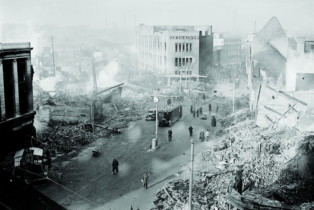Quando as bombas caíram sobre os londrinos, eles mantiveram a calma e seguiram em frente (Getty Images)