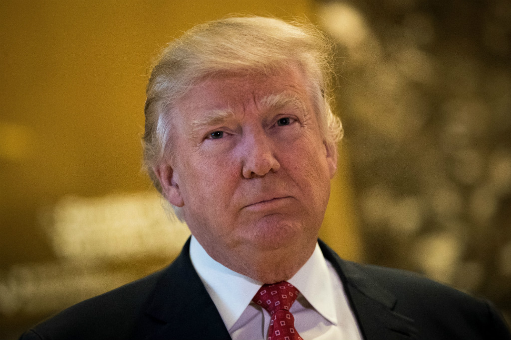 Donald Trump assinou um decreto que retira formalmente os EUA do acordo comercial Parceria Transpacífico com 12 nações (Getty Images)