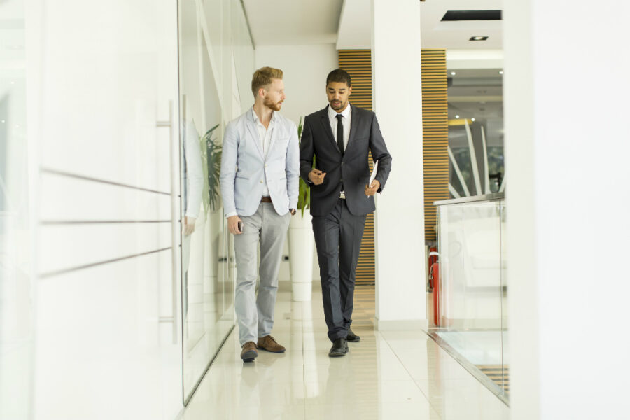 Ficar de pé e andar por 5 minutos a cada hora de trabalho poderia aumentar o humor e combater a letargia (iStock)