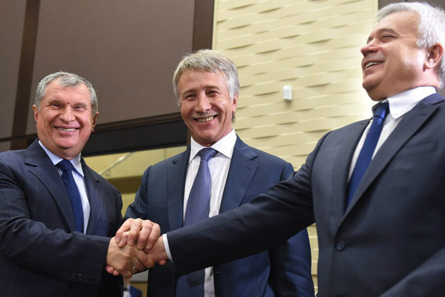 Bilionários russos, como Leonid Mikhelson (centro) e Vagit Alekperov (direita), estão muito satisfeitos com a vitória de Trump (Getty Images)  