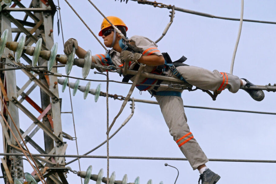 A companhia de eletricidade divulgou também um plano de produtividade, que prevê reduzir em 200 milhões de reais seus custos operacionais em 2017