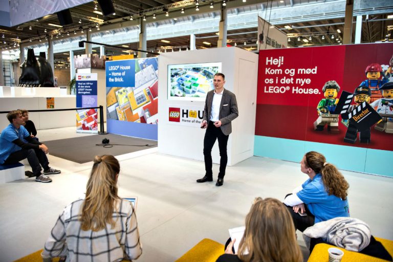 Jesper Vilstrup fala durante evento sobre a Casa Lego (Reuters)