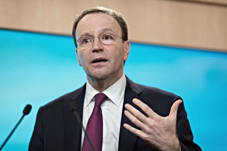 Ulf Mark Schneider disse que a estimativa mais baixa refletiu a incerteza econômica (Getty Images)