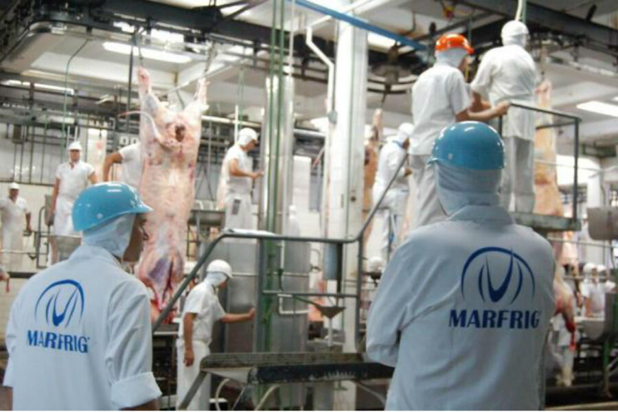 A Marfrig apurou receita líquida de 5 bilhões de reais no quarto trimestre, 6 por cento inferior na comparação anual. Do total, 60 por cento do faturamento foi gerado pelas operações internacionais.