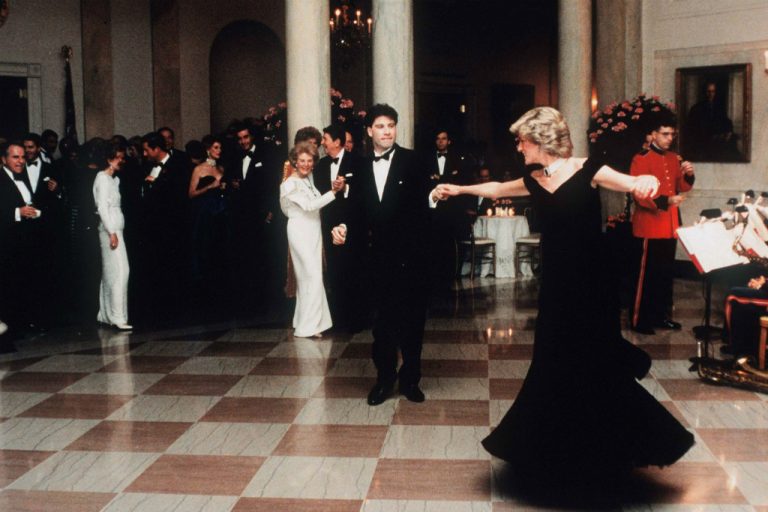 Modelo de veludo azul que Diana usou quando dançou com o ator John Travolta na Casa Branca em 1985 (Getty Images)
