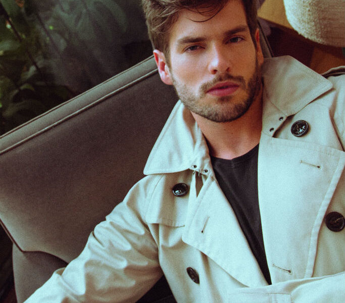 Trench coat Burberry, t-shirt Diesel e calça Ralph Lauren