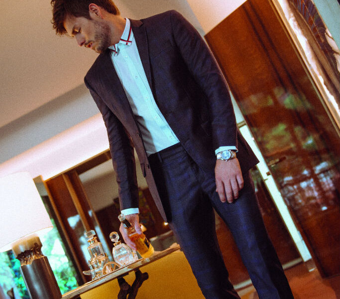 Costume Ricardo Almeida, camisa Gucci, tênis Prada e relógio Rolex para Frattina