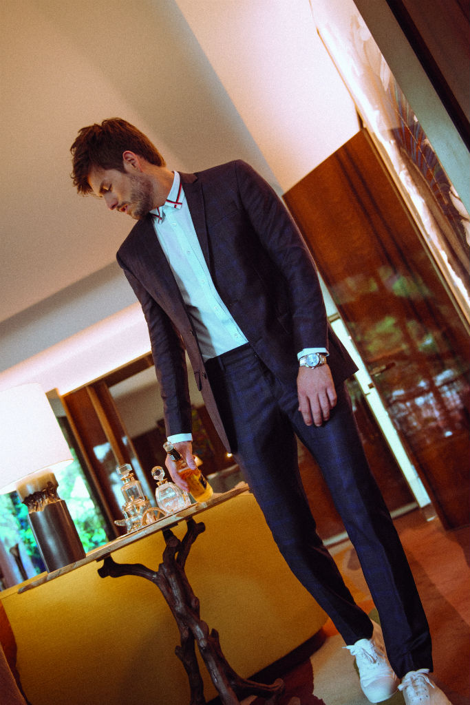 Costume Ricardo Almeida, camisa Gucci, tênis Prada e relógio Rolex para Frattina