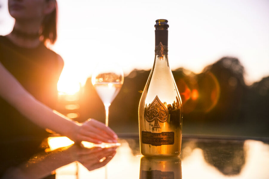 As champanhes Armand de Brignac demandam um grande trabalho manual. Na foto, a variação Gold Brut (Foto: Divulgação)