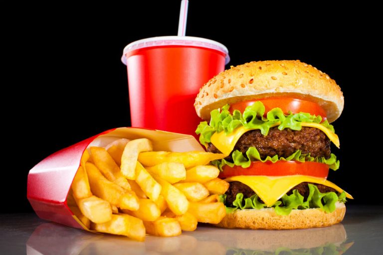 Fast food ainda é a principal opção do brasileiro que come na rua