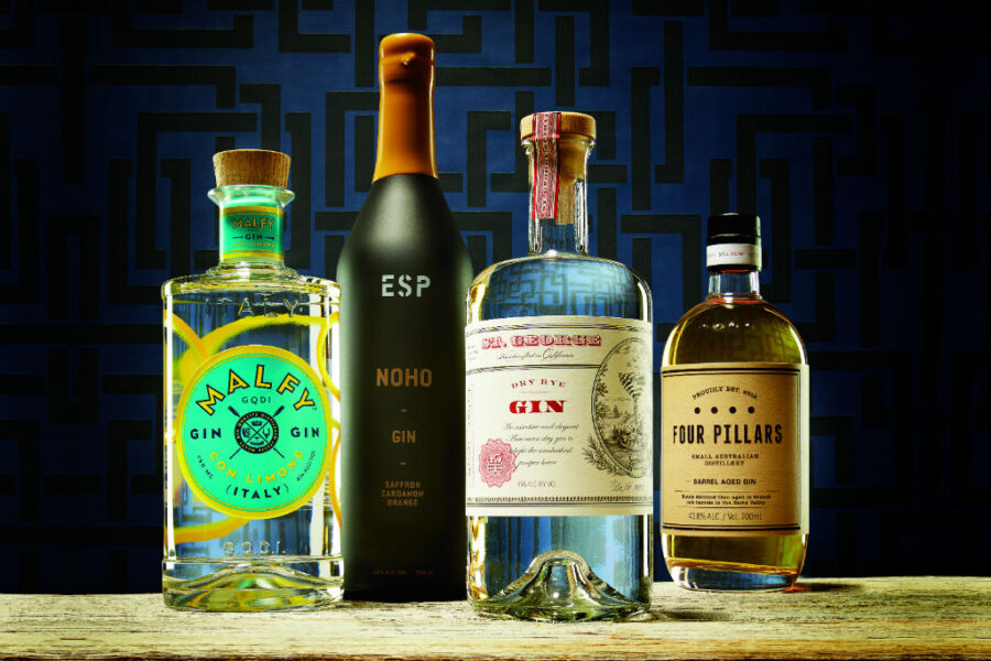 Malfy Gin Con Limone, ESP Noho Gin, St. George Dry Rye Gin, Four Pillars Barrel-Aged Gin. Papel de parede Enigma da Farrow & Ball. Superfície de madeira cortesia de The Hudson Company (David Arky)
