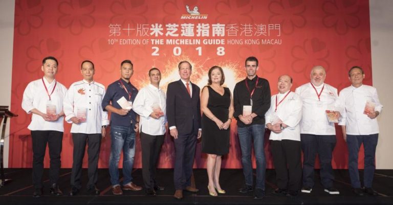 Michael Ellis do Guia Michelin com alguns dos vencedores deste ano (Reprodução / Forbes)
