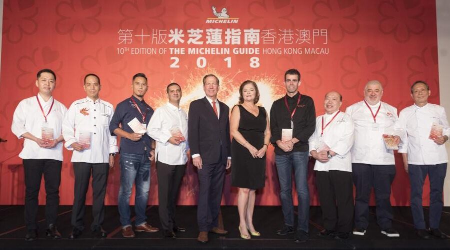 Michael Ellis do Guia Michelin com alguns dos vencedores deste ano (Reprodução / Forbes)