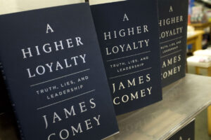Livro de diretor demitido do FBI vende 600 mil cópias (Getty Images)