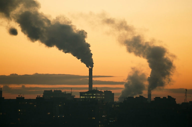 10 países com mais, e menos, mortes por poluição iStock