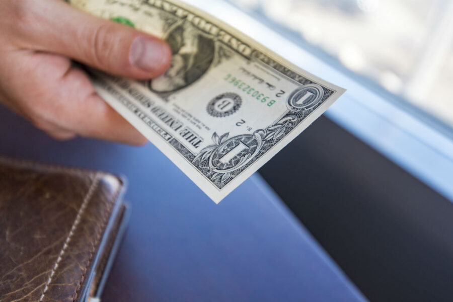 Como fugir da alta do dólar em viagens para o exterior - iStock