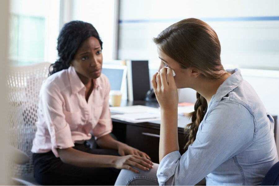 Como reagir quando um funcionário chora no trabalho - iStock
