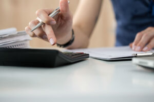 3 dicas para tomar decisões financeiras importantes - iStock