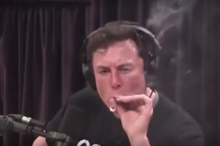 Ações da Tesla caem após vídeo de Musk fumando maconha (Reprodução)