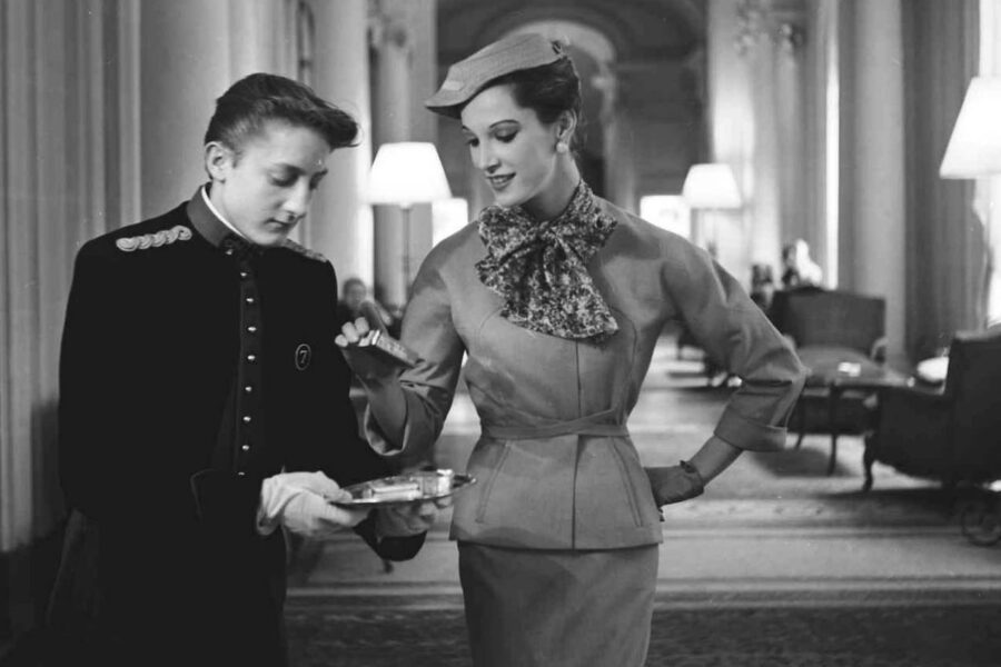 Plaza Athénée, em Paris, recebe exposição de moda - Plaza Athénée par Georges Dambier