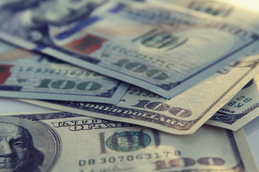 Dólar tem leves oscilações ante real - iStock