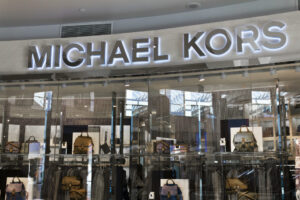 Fachada de loja da marca de bolsas de couro Michael Kors
