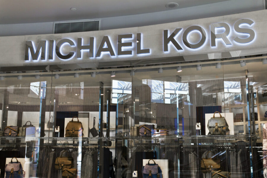 Fachada de loja da marca de bolsas de couro Michael Kors
