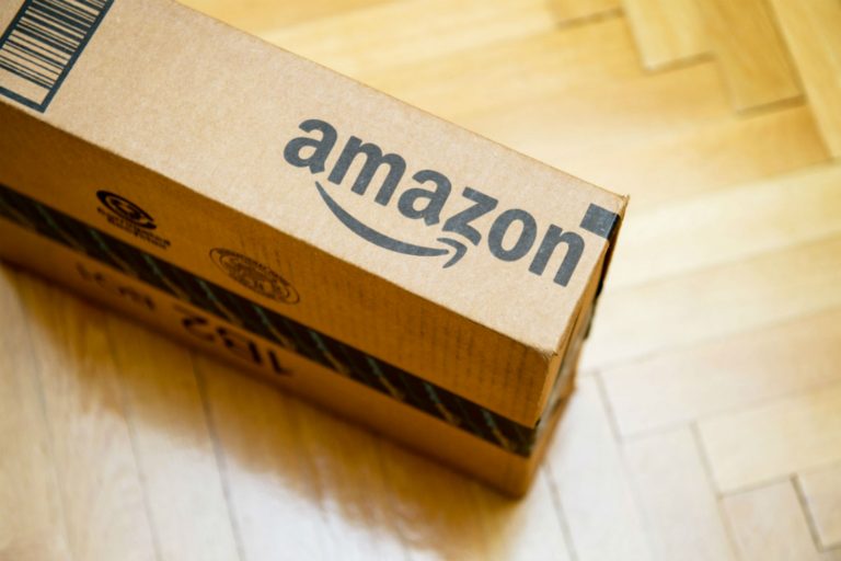 Caixa de papelão com logotipo da Amazon